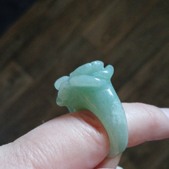 New Hand Carved Flower Green Aventurine Ring. - Picture 7 of 16